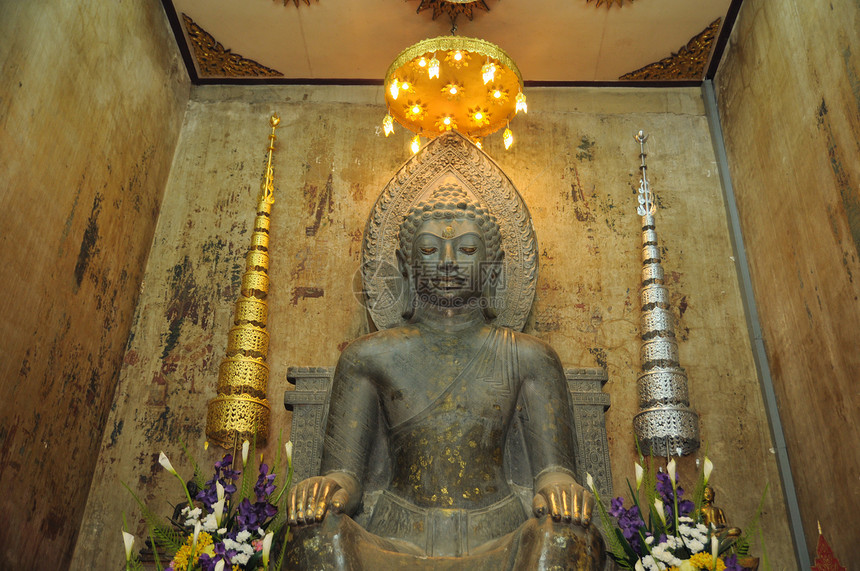 古老的佛像在泰兰寺庙蓝色雕塑墙纸雕像场地旅行艺术佛教徒宗教人工制品图片