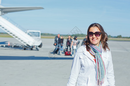 美容女观光客准备飞翔微笑商业套装全体航空公司餐饮飞机木板航班空军背景图片
