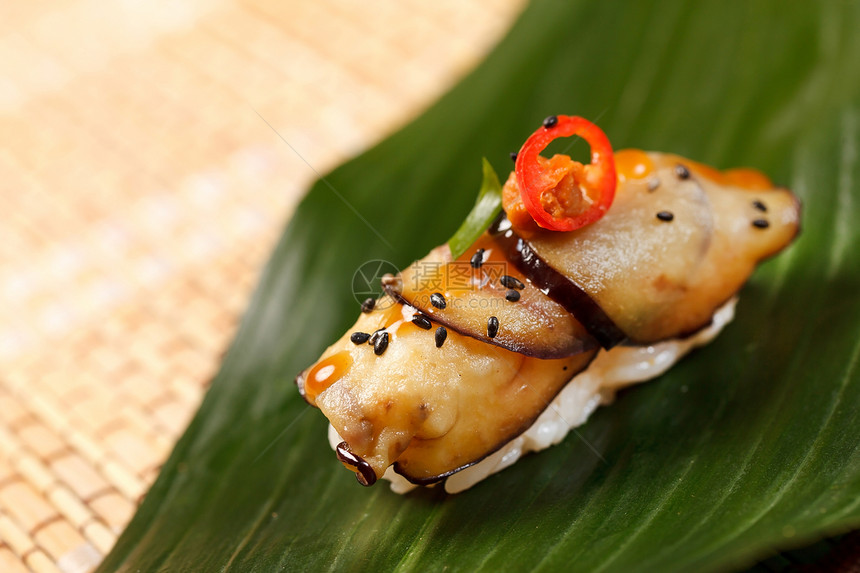 树叶上的寿司食物海鲜鳗鱼辣椒饮食美食小吃鱼片叶子午餐图片