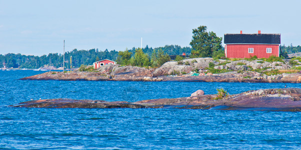 赫尔辛基海景绿色支撑红色岩石海岸高清图片