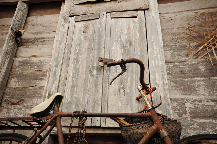 旧自行车和旧木屋场景木头环境窗户运输生态篮子小路村庄公园图片