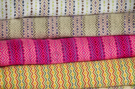 泰国传统东南小岛的有色纺织业 泰国格子帆布折叠材料游客寝具裙子零售刺绣衣服背景图片