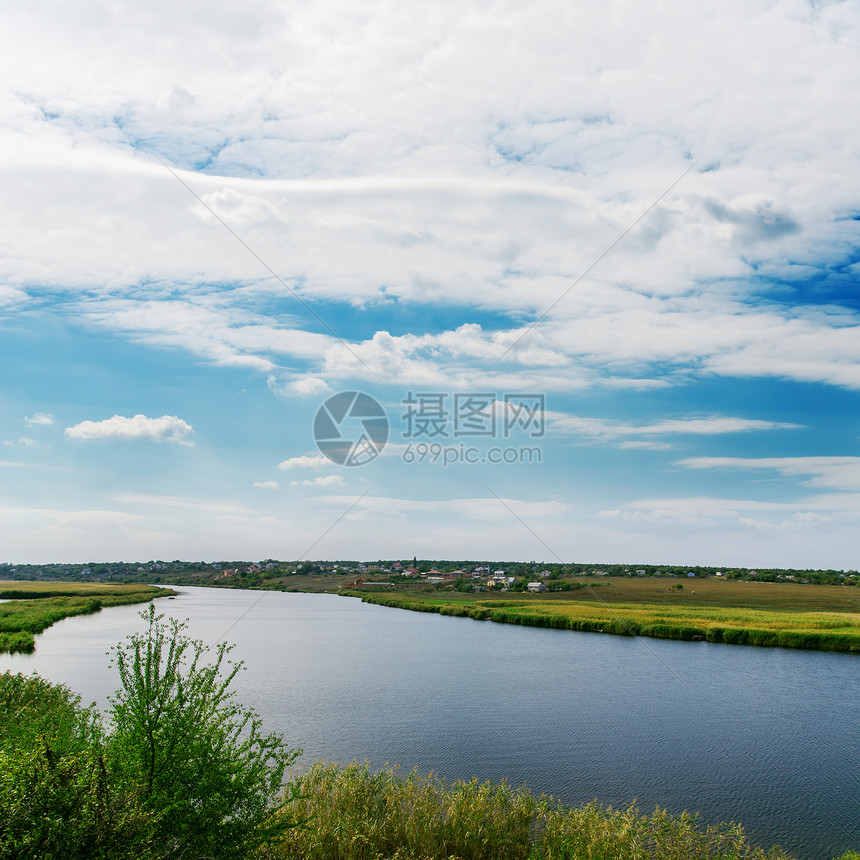 乌云多云的天空和河流图片