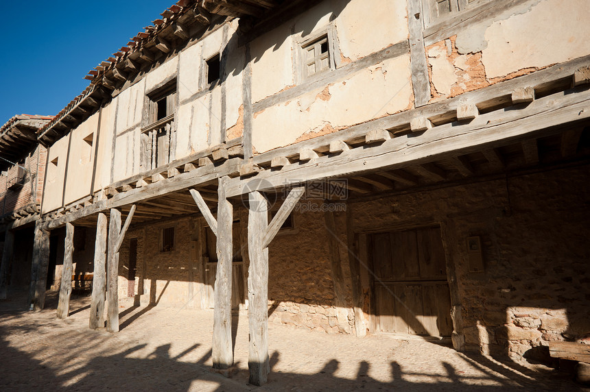 中世纪街机场风化卡拉塔柱子柱廊拱廊街道木头水平村庄房子图片