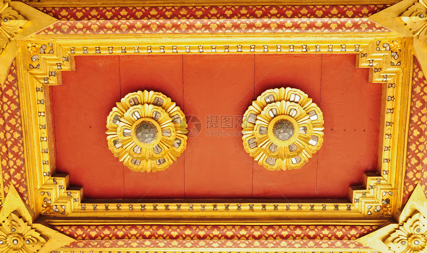 最高天花板在泰国传统寺庙内装饰建筑学古董墙纸金子工艺绘画佛教徒艺术文化风格图片