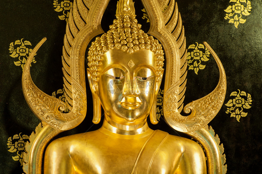 泰国神庙金佛雕像泰国佛教徒艺术雕塑宗教场景游客力量古董旅游精神图片
