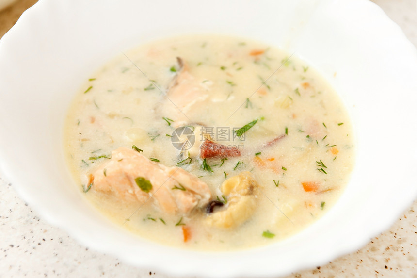 奶油汤和鲑鱼浓汤盘子韭葱蔬菜午餐草本植物奶油牛奶鱼片土豆图片
