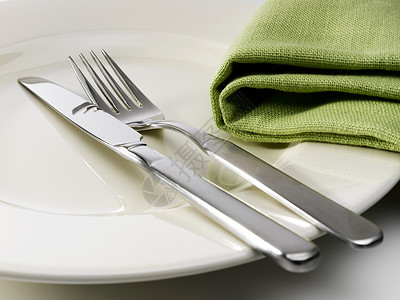 餐盘上的餐具盘子厨具白色晚餐银器金属餐巾刀具背景图片