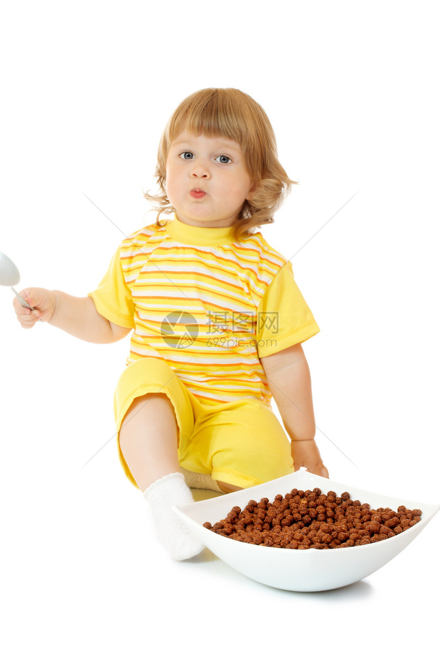 小女孩吃玉米片片图片