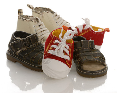 不同鞋子展示衣服公告童年孩子脚步跑步靴子怀孕脚印高清图片