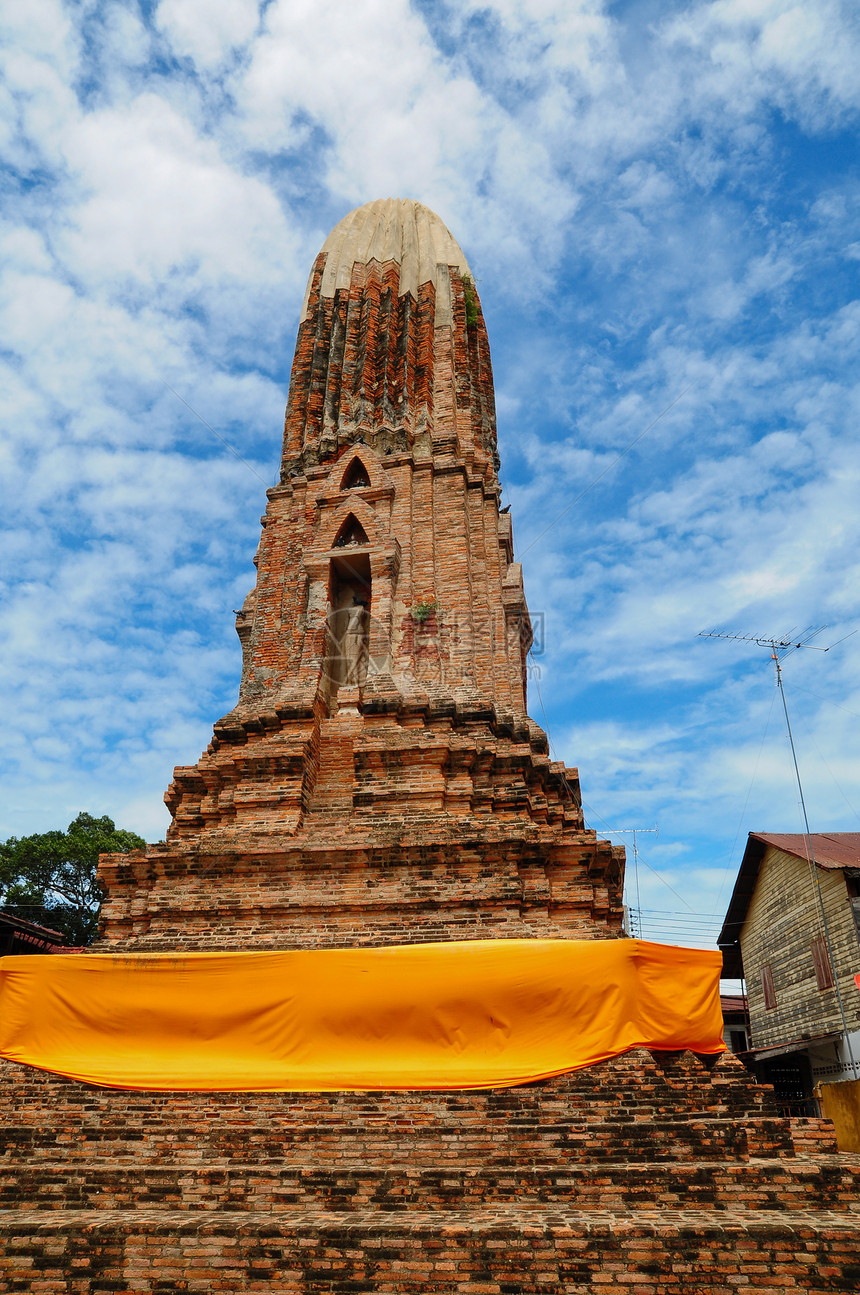 泰国寺庙的旧塔塔荒野建筑学精神雕像历史石头天空游客佛教徒纪念碑图片