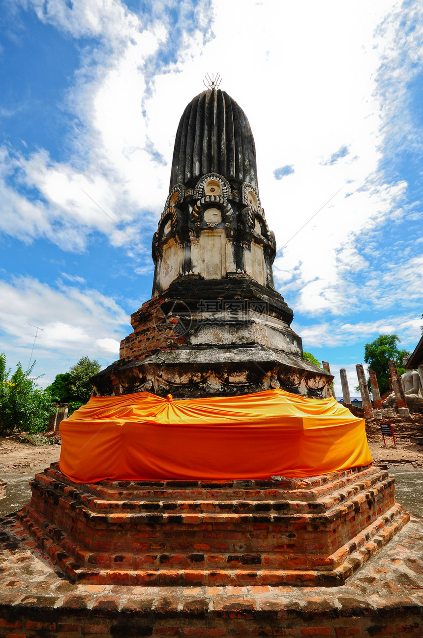 泰国寺庙的旧塔塔游客遗产宝塔精神旅行地标历史文化天空蓝色图片