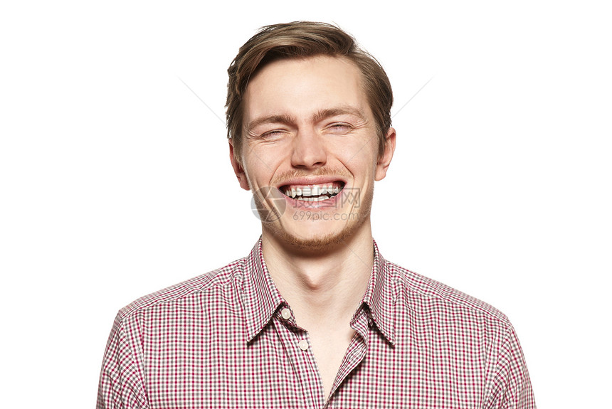年轻人的肖像红色快乐男性牙齿衬衫表情成人微笑眼睛上班族图片