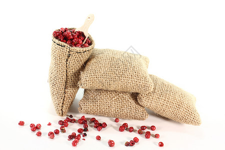 红胡椒原料进口胡椒浆果烹饪热度辣椒麻袋胡椒粒物品红色背景图片