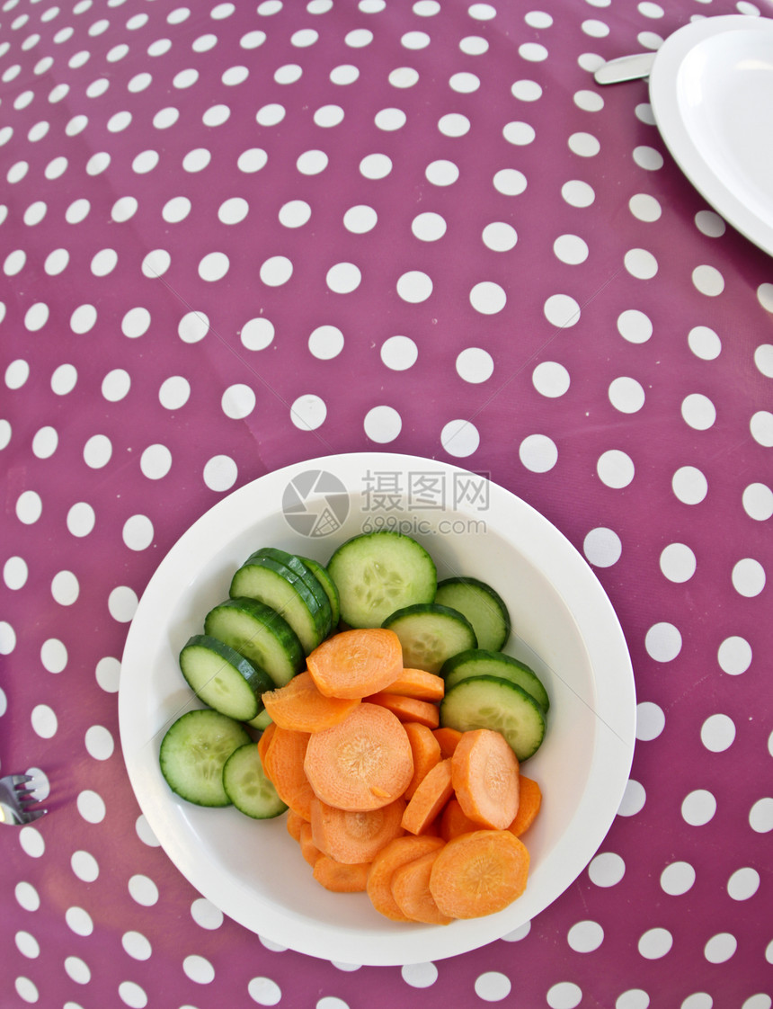 在温馨花园的午餐水果孩子们孩子幼儿园蔬菜食物盘子图片