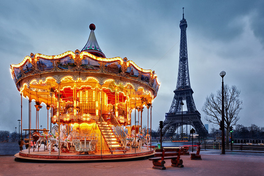 巴黎埃菲尔铁塔附近的老式旋转木马图片