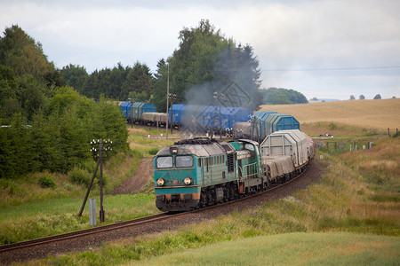 运输柴油列车货运摄影力量曲线乡村车辆风景车皮森林火车背景图片