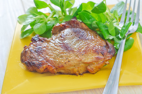 蔬菜黑牛排牛排蔬菜美食黄瓜胡椒迷迭香餐桌食物火箭沙拉胡椒粒背景