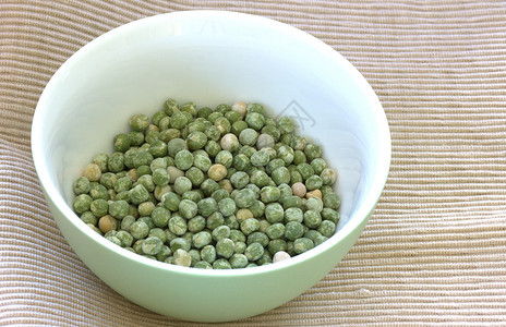 白色背景的干绿青豆豆类食物绿色背景图片