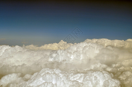 Ariel 云视图地平线蓝色天空气氛灰色多云背景图片