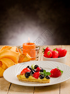 蜡烛和草莓蜡烛浪漫的点燃高清图片