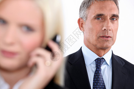 男人当女人看 打个电话背景图片