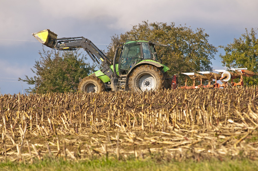 带犁的农用机械机农场收成乡村拖拉机农民农业地球收获棕色场景图片