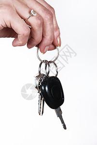 持有汽车钥匙的妇女旅行街道摩托车车辆假期活动金发微笑钥匙背景图片