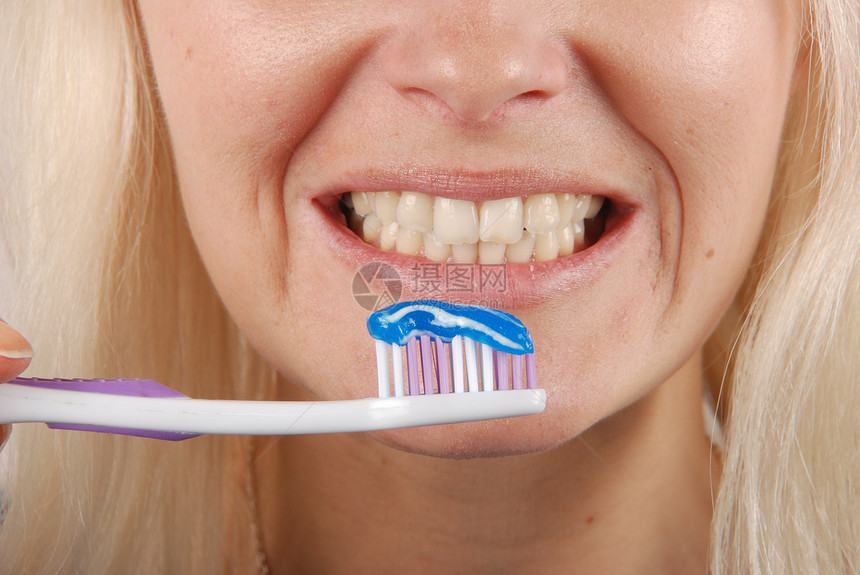 妇女刷牙牙齿卫生女孩浴室刷子白色蓝色牙刷幸福微笑图片