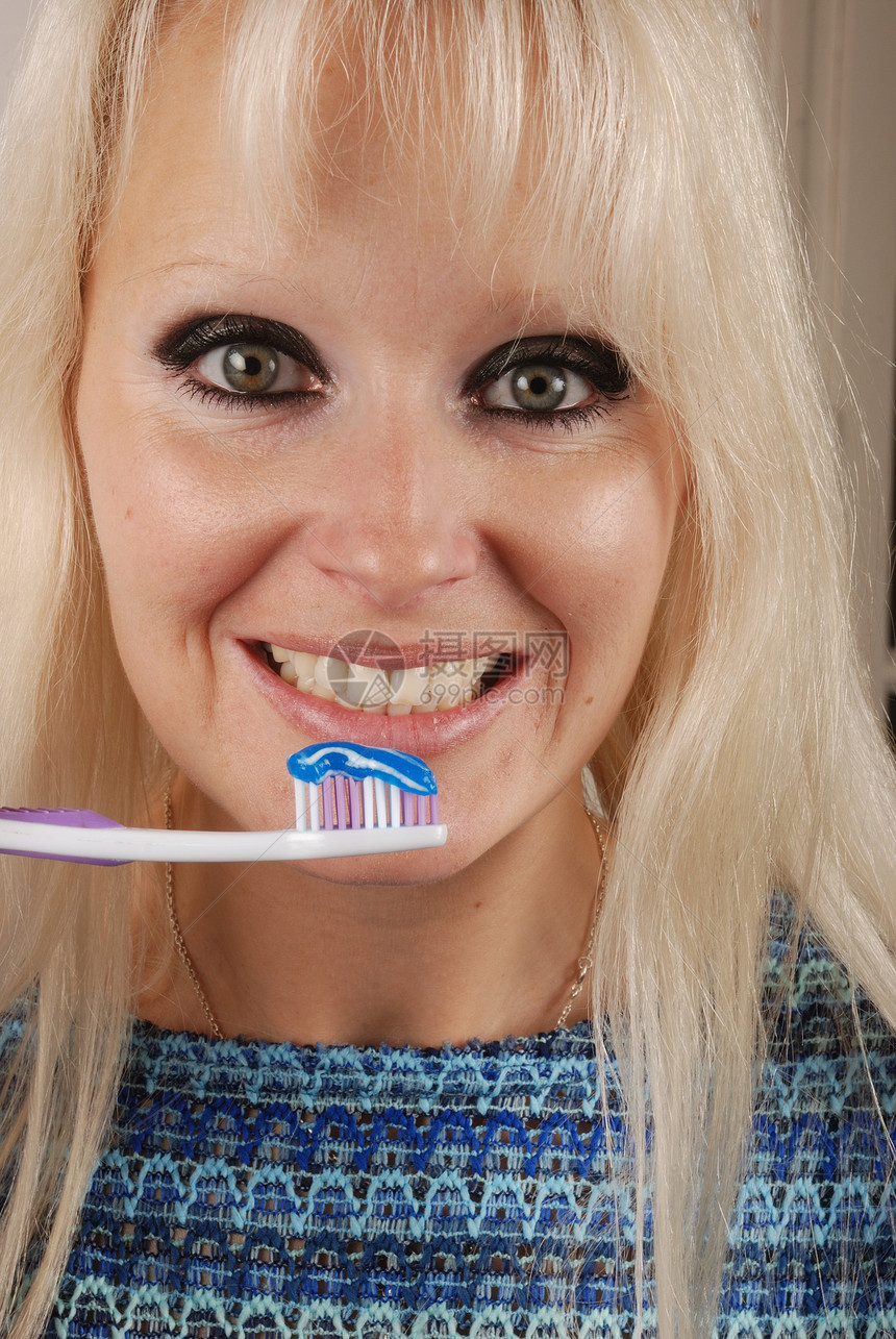 妇女刷牙卫生成人牙科蓝色牙膏牙刷女孩幸福女性刷子图片