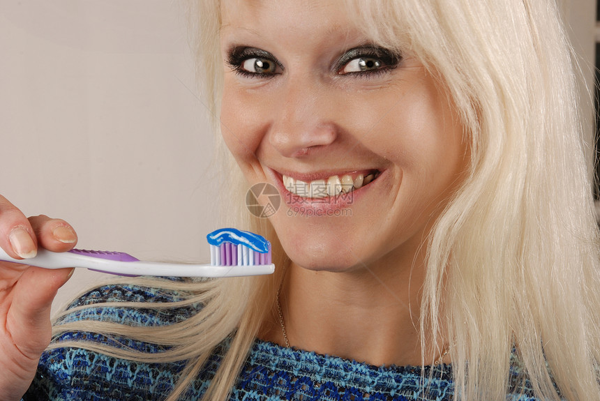 妇女刷牙牙齿女性头发蓝色卫生浴室白色牙刷幸福牙科图片
