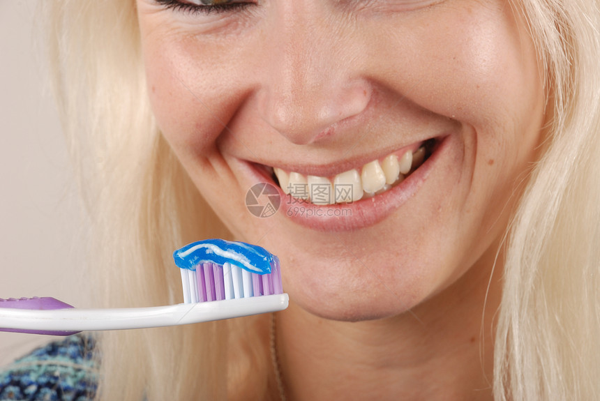 妇女刷牙女孩微笑白色牙刷蓝色女性头发牙科牙齿卫生图片