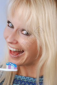 妇女刷牙女性白色微笑头发幸福女孩浴室刷子成人牙齿背景图片
