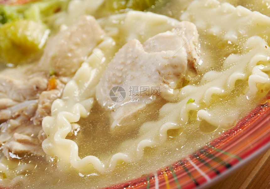 鸡汤 面条和蔬菜测量饮食美食肉汤烹饪家禽洋葱服务白色黄色图片