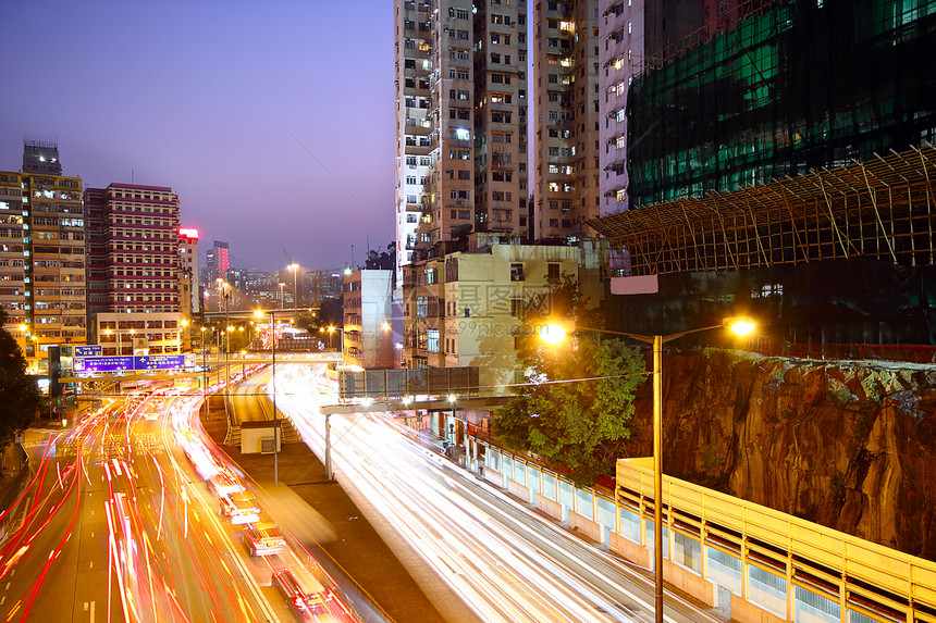 日落时的繁忙交通时钟地标摩天大楼商业首都城市公共汽车场景戏剧性景观运动图片