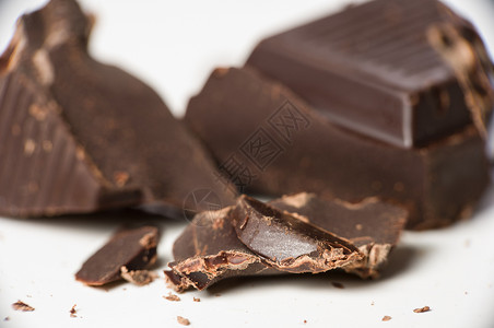 黑色巧克力片的宏观镜头可可甜点棕色巧克力糖果美食食物背景图片