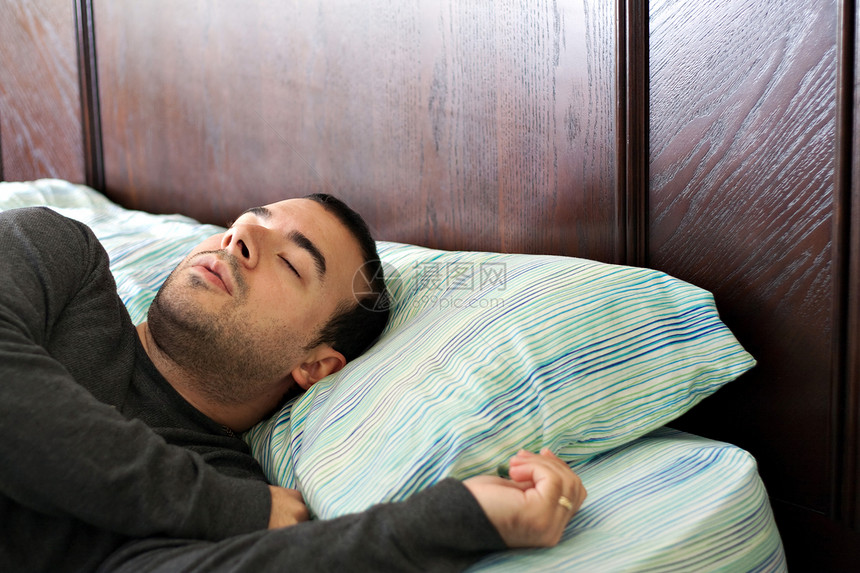睡在床上睡眠成人寝具时间卧室伙计床单胡子就寝失眠图片