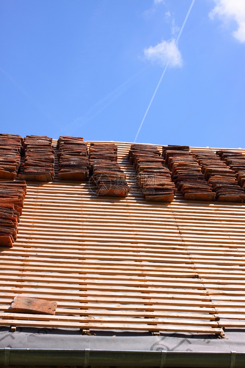翻修旧房屋的瓦砖屋顶作品瓷砖框架房子木头维修建造瓦工木板椽子图片