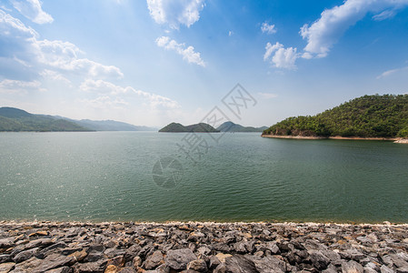 上辈子造了什么孽一名男子因泰国修建水坝而造湖 在泰国建造了一座大坝环境跑步蓝色技术池塘边界活力天空水池丘陵背景