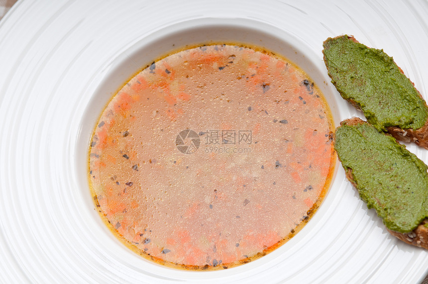 意大利矿泉汤 配有害虫氯硝西尼芹菜香菜面包盘子午餐食物肉汤萝卜美食草本植物图片