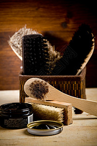 擦鞋工具桌子工艺刷子奶油色工匠皮革古董画笔木头维修高清图片