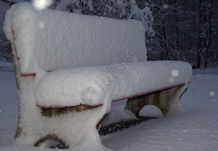 雪雪公园长椅背景图片