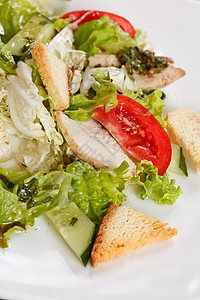凯撒萨拉德黄瓜油炸莴苣刀具食谱猪肉食物敷料长叶面包背景图片