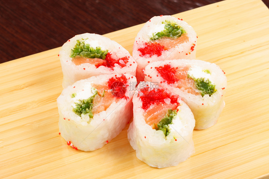 好吃的寿司美味食物木板红色小吃叶子午餐美食绿色熏制图片