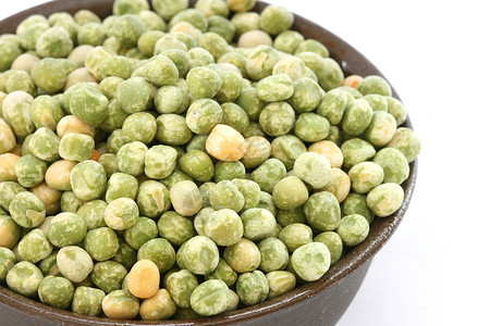 白色背景的干绿青豆绿色棕色食物豆类背景图片