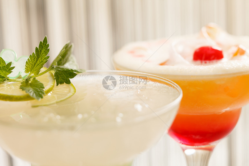 酒吧里鸡尾酒玻璃绿色饮料红色叶子柠檬薄荷水果液体图片