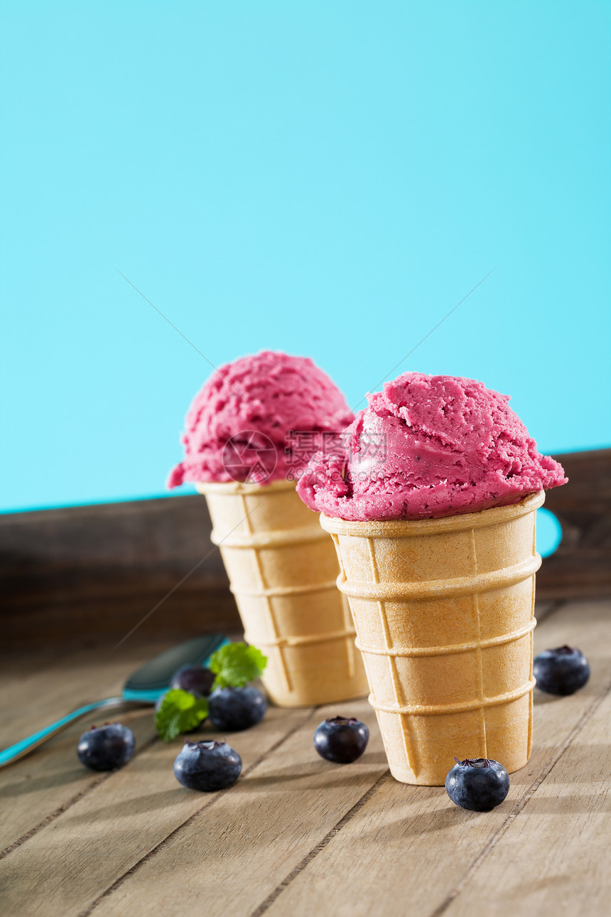 两块华夫饼冰淇淋加蓝莓冰淇淋图片