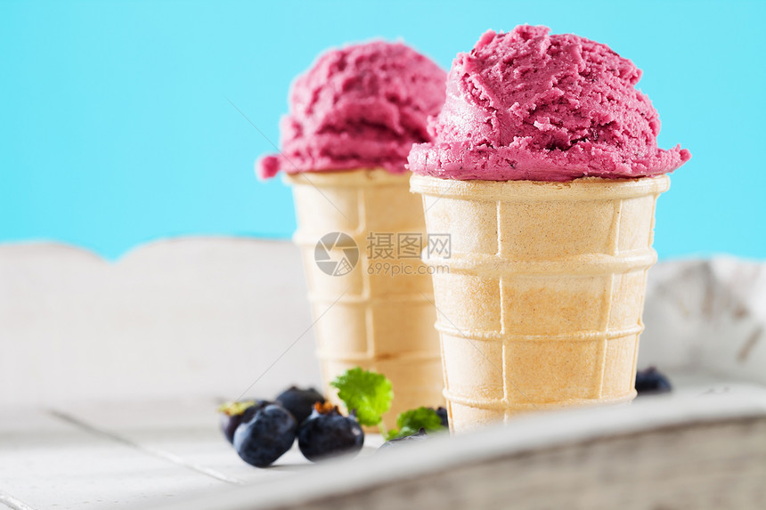 白木后面的蓝莓冰淇淋图片