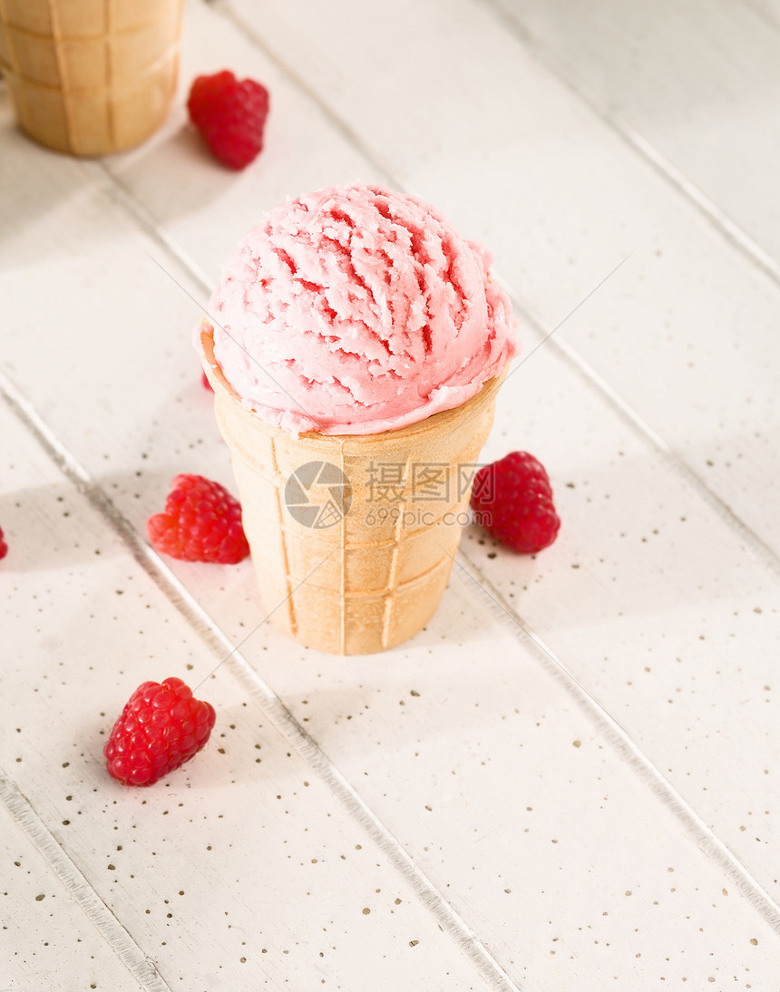 从顶部拿来一棵草莓冰淇淋图片