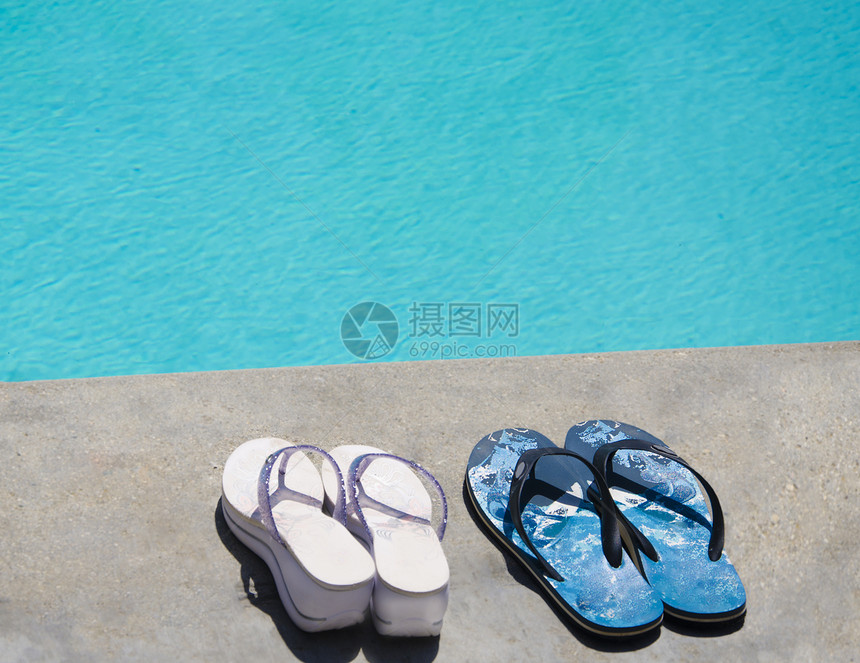 游泳池边的滑坡字拖游泳池拖鞋假期水池图片